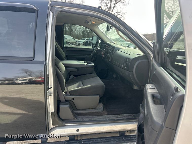 image for item FC5191 2011 GMC Sierra 3500HD Ext. Cab pickup truck cab and chassis