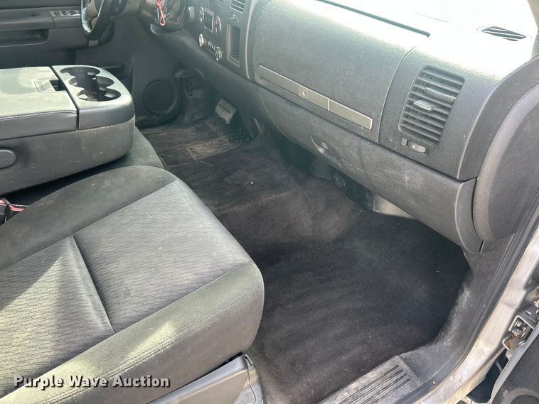 image for item FC5191 2011 GMC Sierra 3500HD Ext. Cab pickup truck cab and chassis