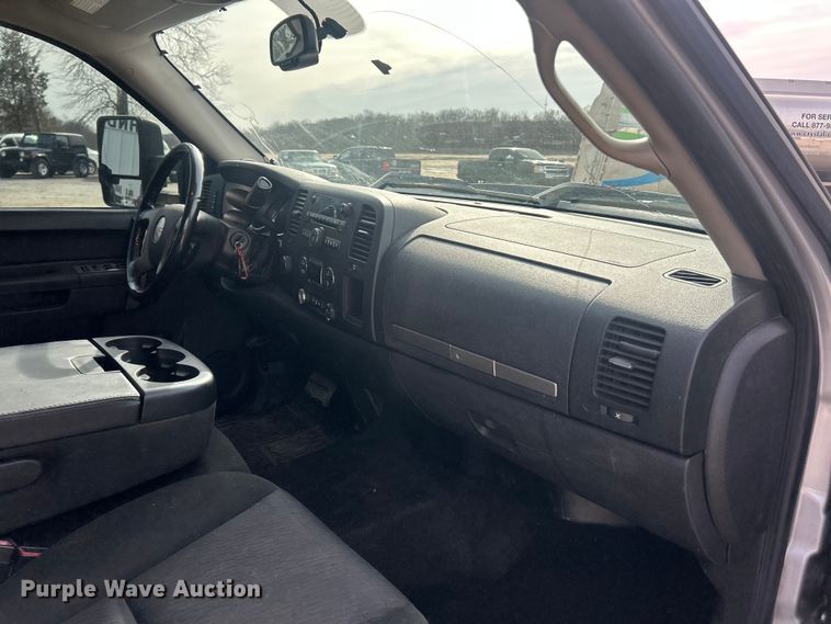 image for item FC5191 2011 GMC Sierra 3500HD Ext. Cab pickup truck cab and chassis