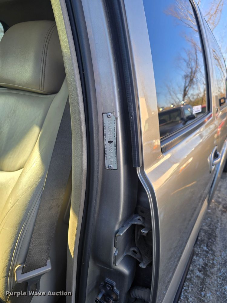 image for item FC5192 2003 Chevrolet Suburban  SUV