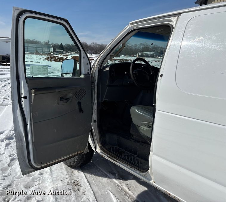 image for item FG0060 2004 Ford E250 van