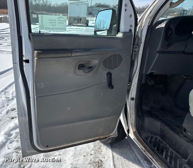 image for item FG0060 2004 Ford E250 van