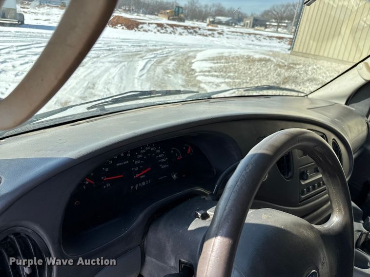 image for item FG0060 2004 Ford E250 van
