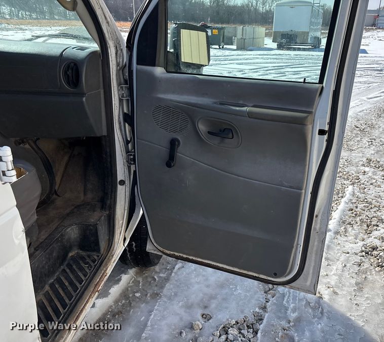 image for item FG0060 2004 Ford E250 van