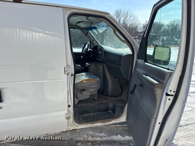 image for item FG0060 2004 Ford E250 van