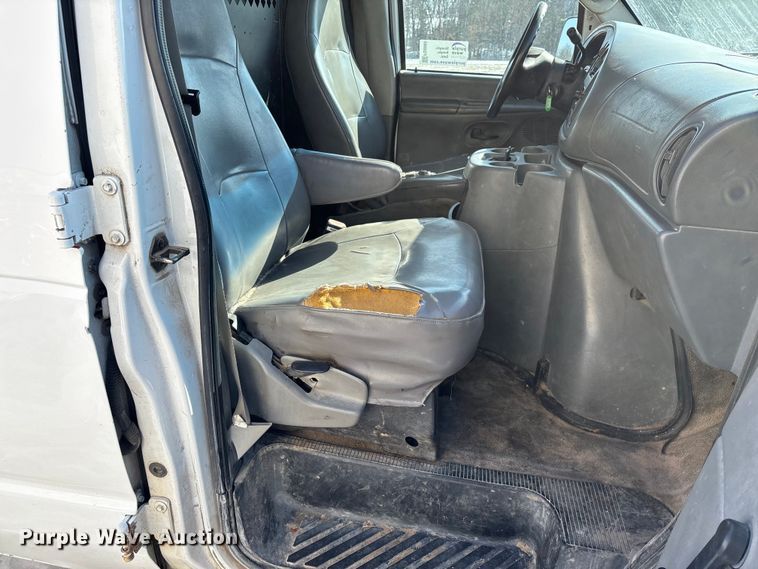 image for item FG0060 2004 Ford E250 van