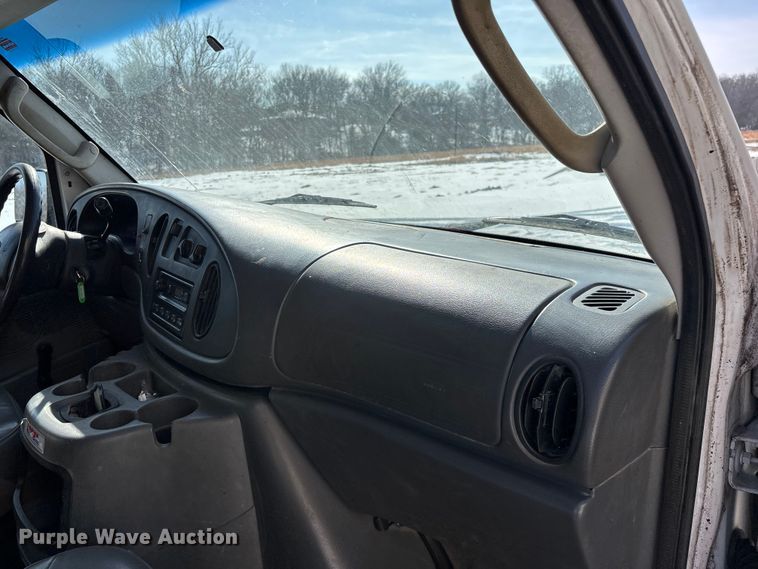 image for item FG0060 2004 Ford E250 van
