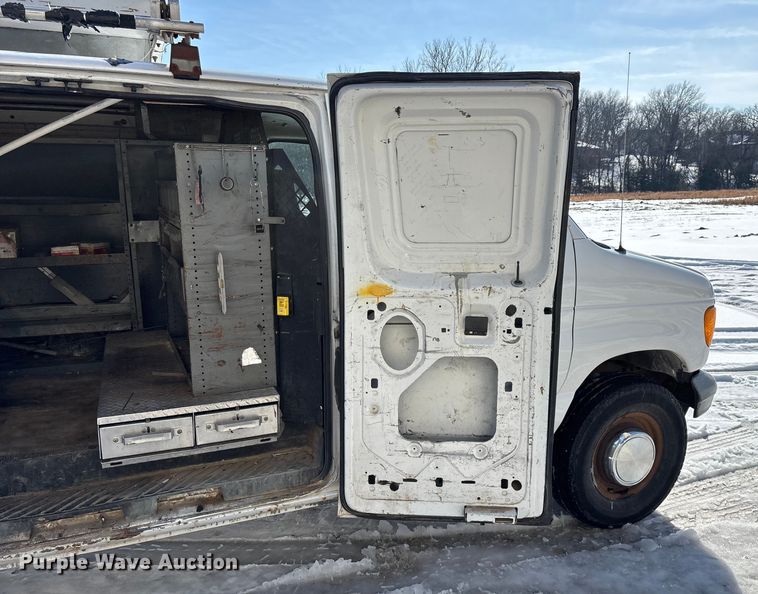 image for item FG0060 2004 Ford E250 van