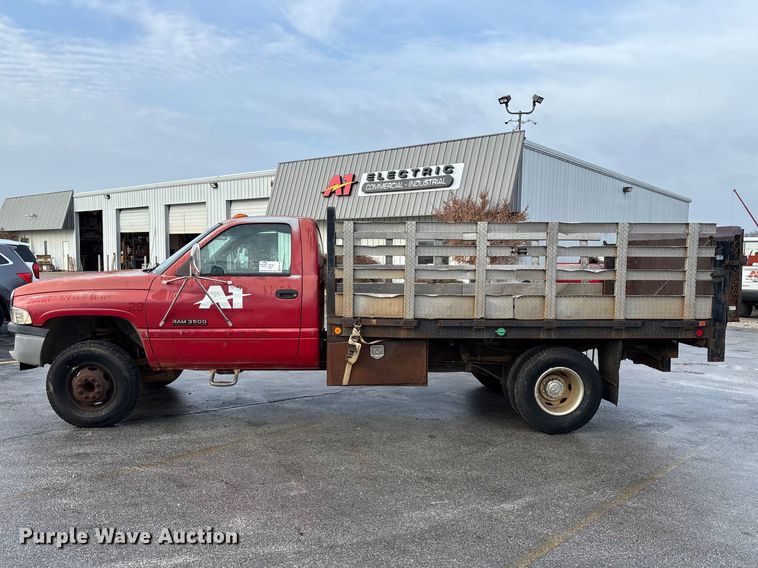 image for item FG0140 2000 Dodge Ram 3500 flatbed pickup truck