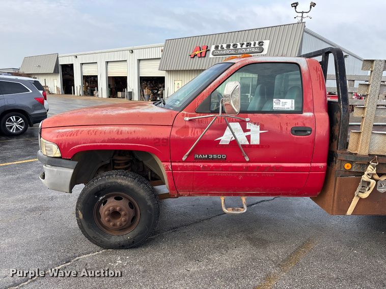 image for item FG0140 2000 Dodge Ram 3500 flatbed pickup truck