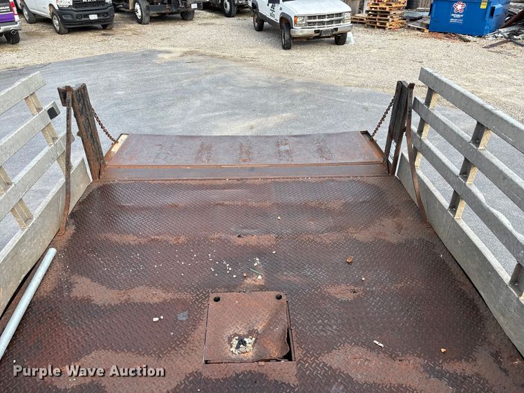 image for item FG0140 2000 Dodge Ram 3500 flatbed pickup truck