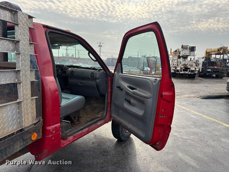 image for item FG0140 2000 Dodge Ram 3500 flatbed pickup truck