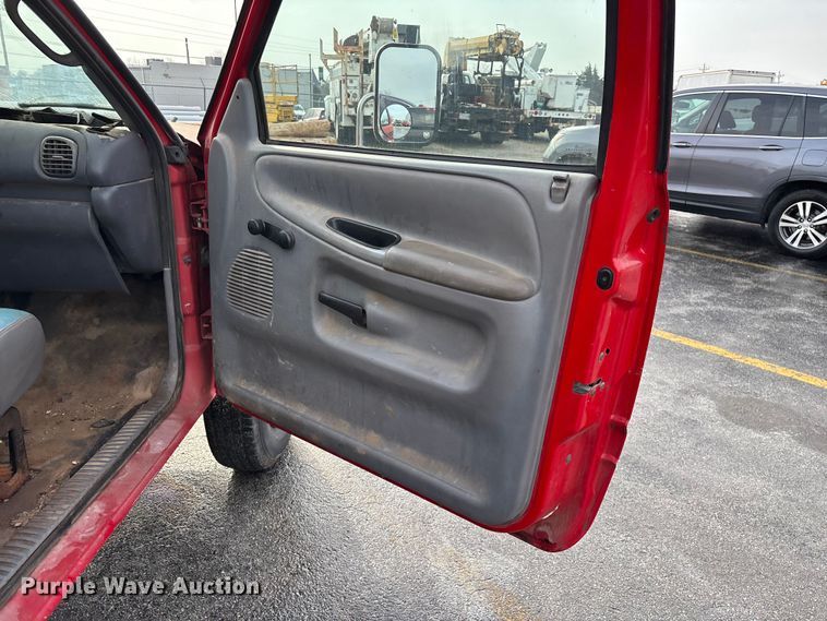 image for item FG0140 2000 Dodge Ram 3500 flatbed pickup truck