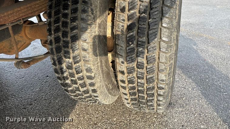 image for item FG0140 2000 Dodge Ram 3500 flatbed pickup truck