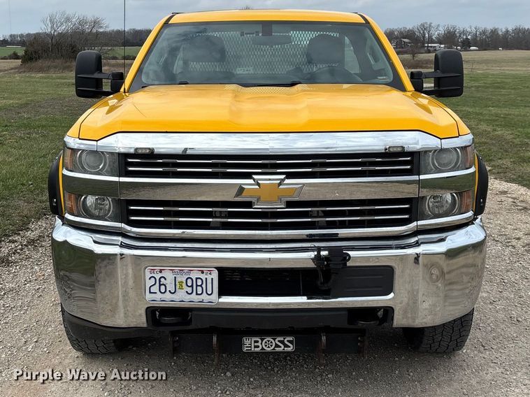 image for item FG0147 2015 Chevrolet Silverado 3500HD flatbed pickup truck