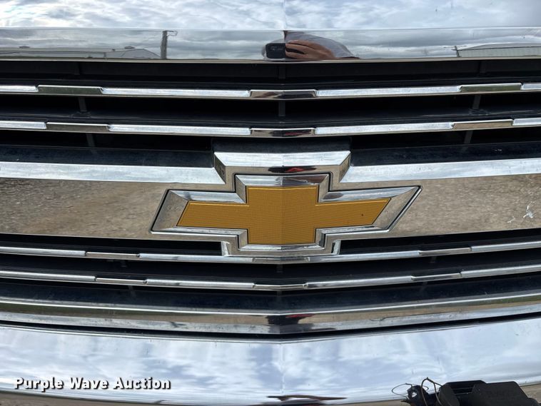 image for item FG0147 2015 Chevrolet Silverado 3500HD flatbed pickup truck
