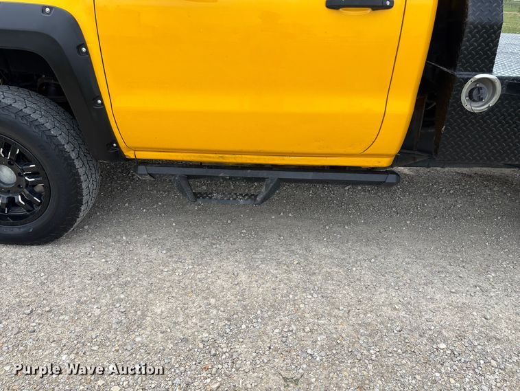 image for item FG0147 2015 Chevrolet Silverado 3500HD flatbed pickup truck