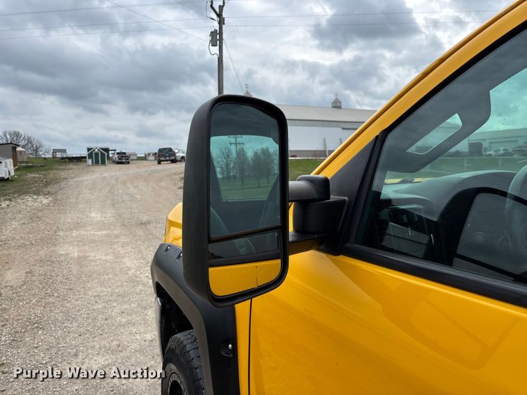 image for item FG0147 2015 Chevrolet Silverado 3500HD flatbed pickup truck