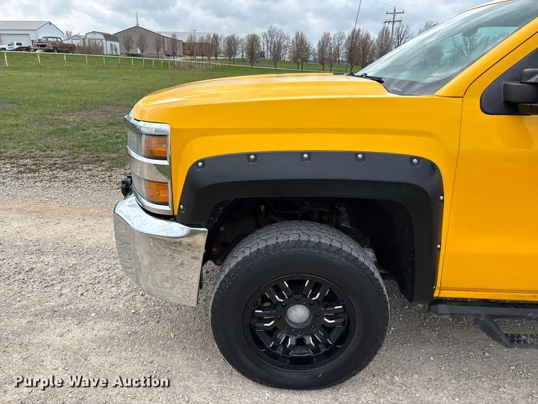 image for item FG0147 2015 Chevrolet Silverado 3500HD flatbed pickup truck