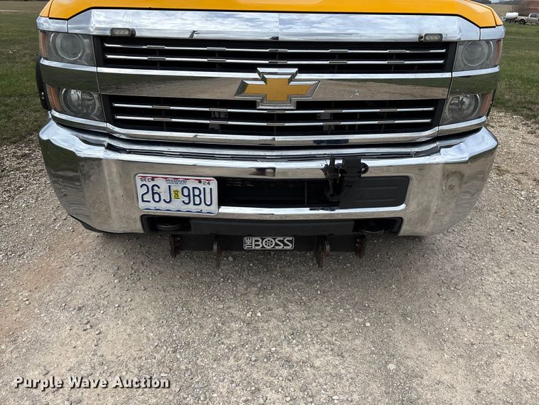 image for item FG0147 2015 Chevrolet Silverado 3500HD flatbed pickup truck