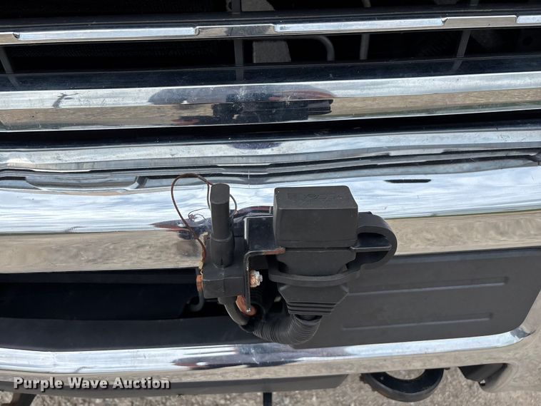 image for item FG0147 2015 Chevrolet Silverado 3500HD flatbed pickup truck