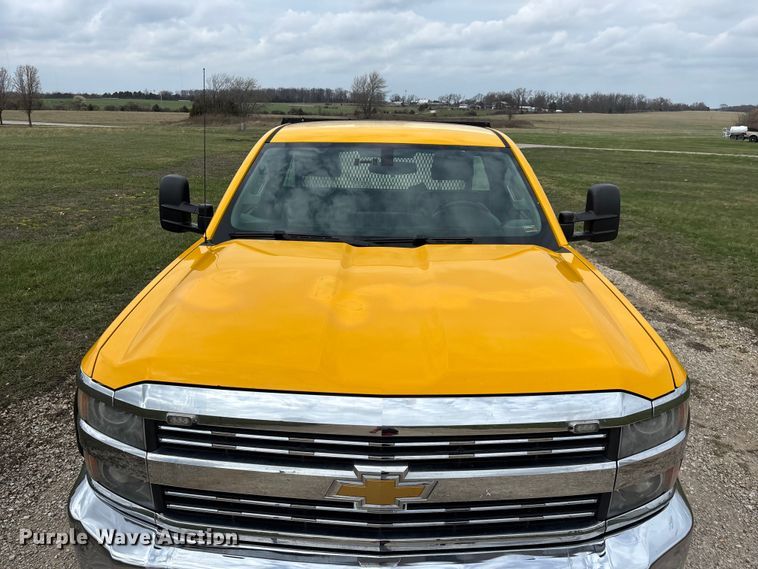 image for item FG0147 2015 Chevrolet Silverado 3500HD flatbed pickup truck