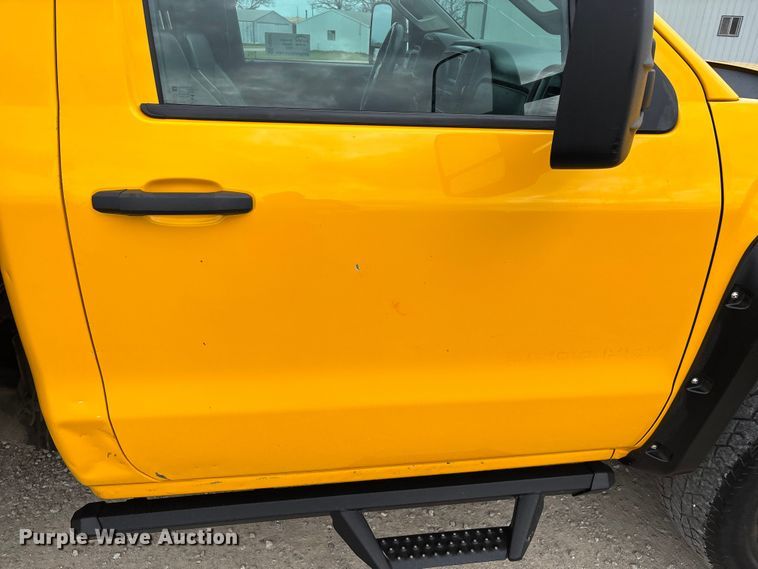 image for item FG0147 2015 Chevrolet Silverado 3500HD flatbed pickup truck