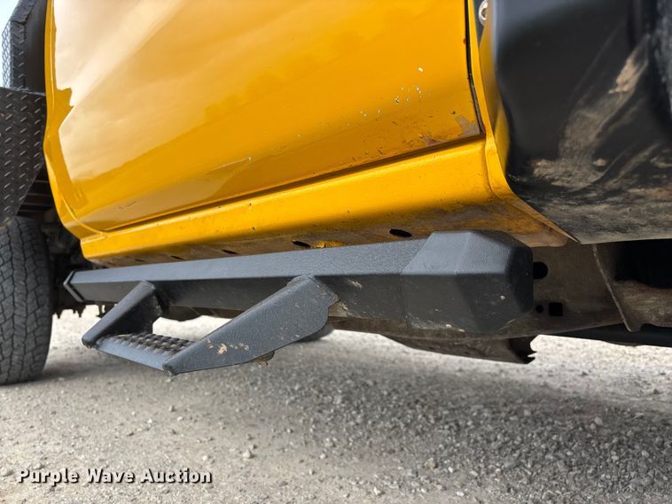 image for item FG0147 2015 Chevrolet Silverado 3500HD flatbed pickup truck