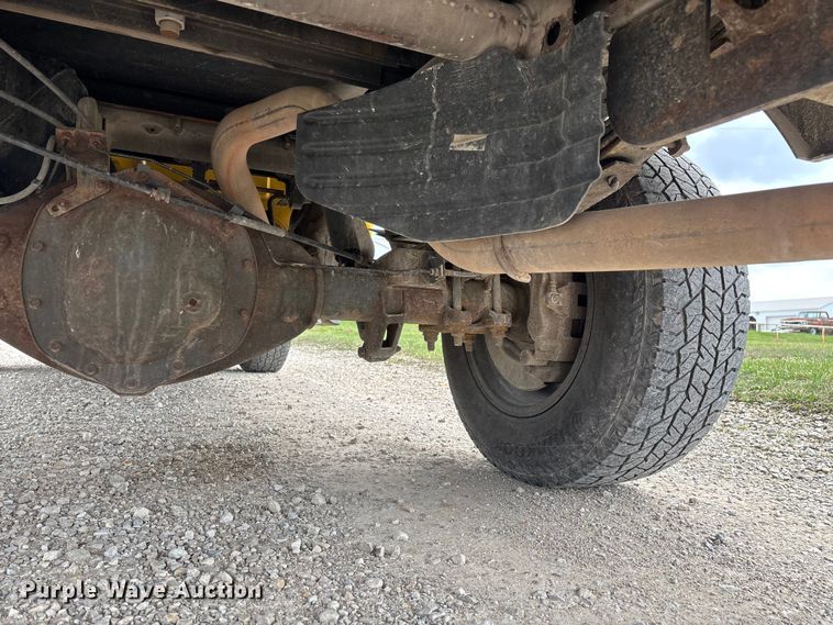 image for item FG0147 2015 Chevrolet Silverado 3500HD flatbed pickup truck