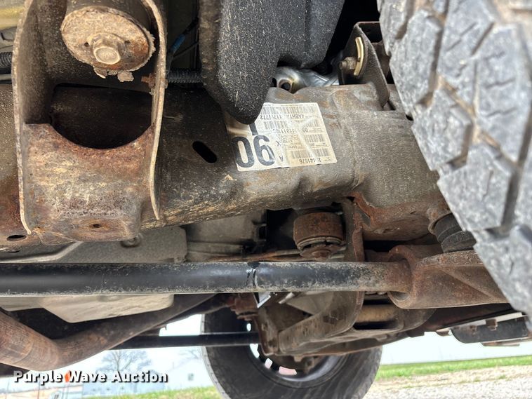 image for item FG0147 2015 Chevrolet Silverado 3500HD flatbed pickup truck