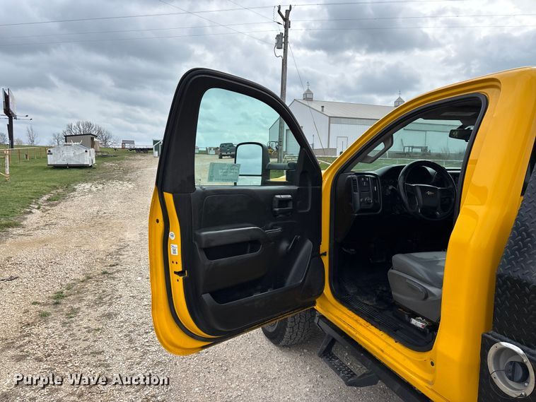 image for item FG0147 2015 Chevrolet Silverado 3500HD flatbed pickup truck