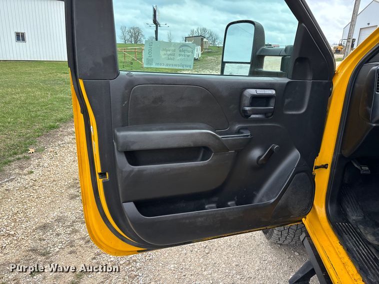 image for item FG0147 2015 Chevrolet Silverado 3500HD flatbed pickup truck