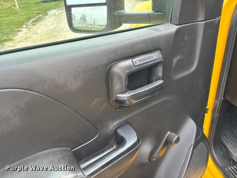 image for item FG0147 2015 Chevrolet Silverado 3500HD flatbed pickup truck