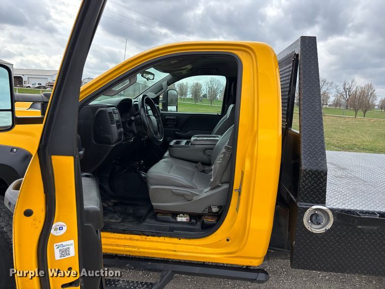 image for item FG0147 2015 Chevrolet Silverado 3500HD flatbed pickup truck