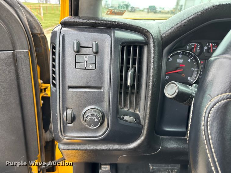 image for item FG0147 2015 Chevrolet Silverado 3500HD flatbed pickup truck