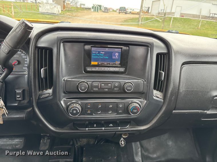 image for item FG0147 2015 Chevrolet Silverado 3500HD flatbed pickup truck