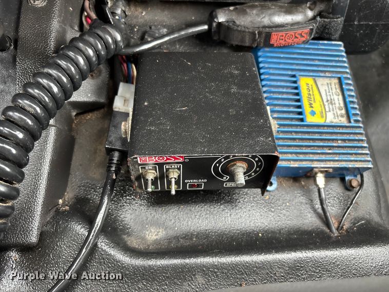 image for item FG0147 2015 Chevrolet Silverado 3500HD flatbed pickup truck