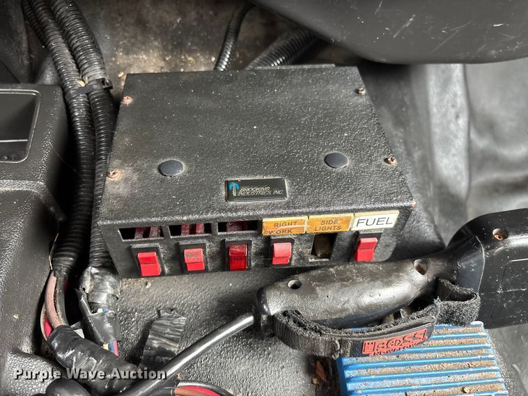 image for item FG0147 2015 Chevrolet Silverado 3500HD flatbed pickup truck