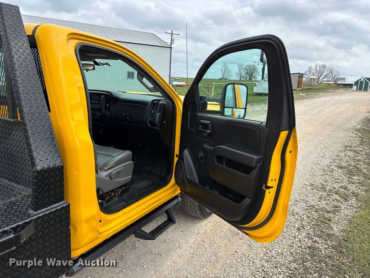 image for item FG0147 2015 Chevrolet Silverado 3500HD flatbed pickup truck