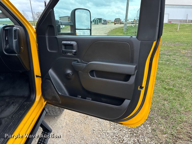 image for item FG0147 2015 Chevrolet Silverado 3500HD flatbed pickup truck