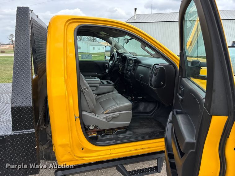 image for item FG0147 2015 Chevrolet Silverado 3500HD flatbed pickup truck