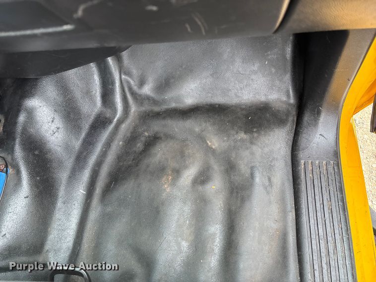 image for item FG0147 2015 Chevrolet Silverado 3500HD flatbed pickup truck