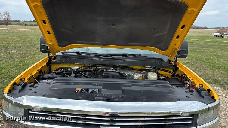 image for item FG0147 2015 Chevrolet Silverado 3500HD flatbed pickup truck