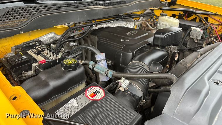 image for item FG0147 2015 Chevrolet Silverado 3500HD flatbed pickup truck