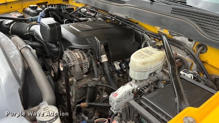 image for item FG0147 2015 Chevrolet Silverado 3500HD flatbed pickup truck