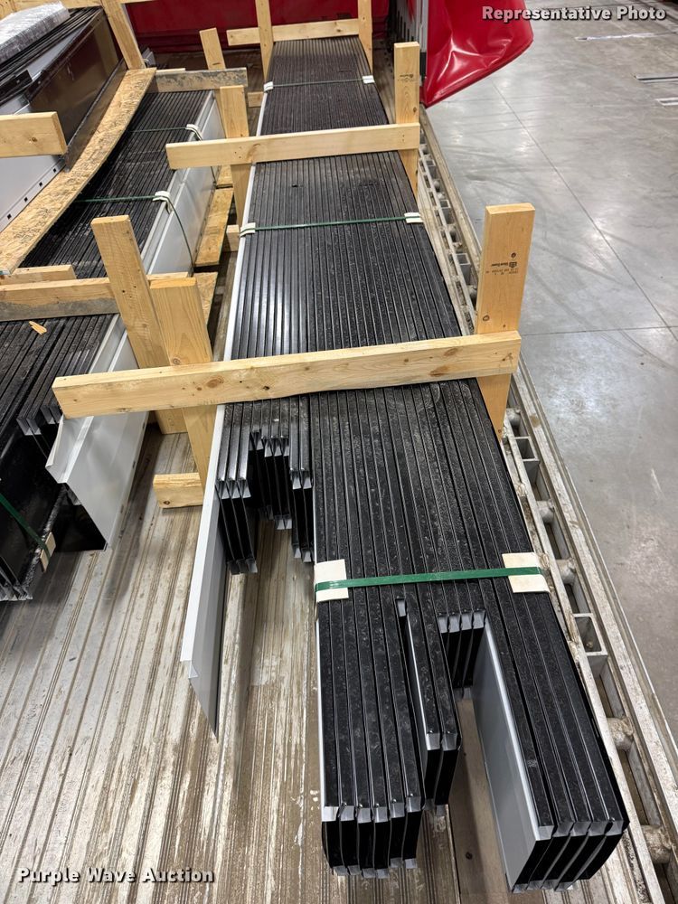 image for item NB9556 (321) sheets of metal siding