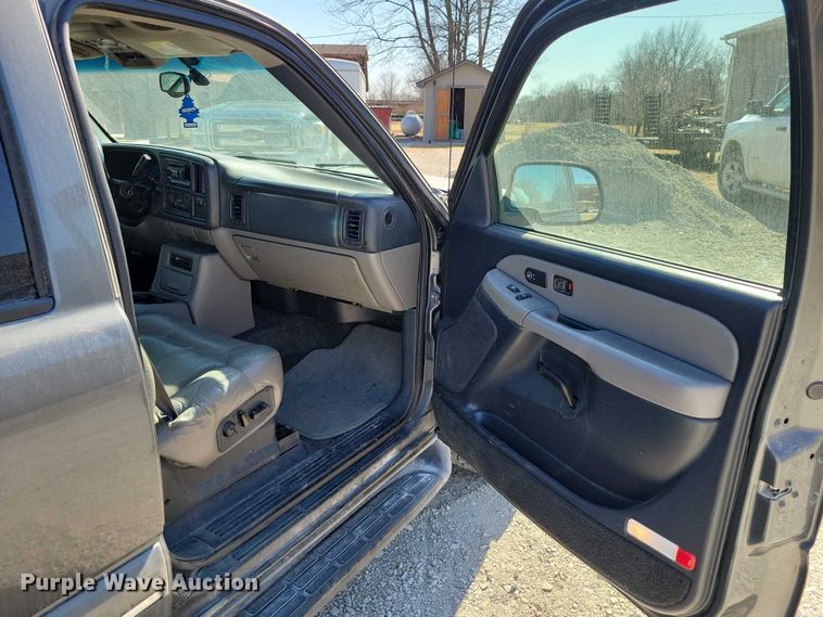 image for item NK9835 2002 Chevrolet Tahoe SUV