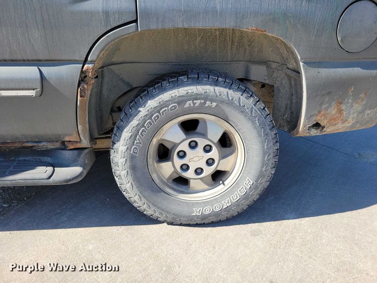 image for item NK9835 2002 Chevrolet Tahoe SUV