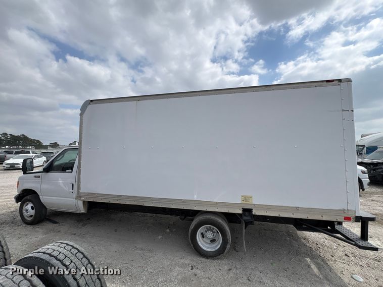 image for item YA1873 2005 Ford E350 box truck