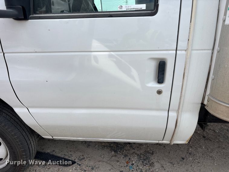image for item YA1873 2005 Ford E350 box truck